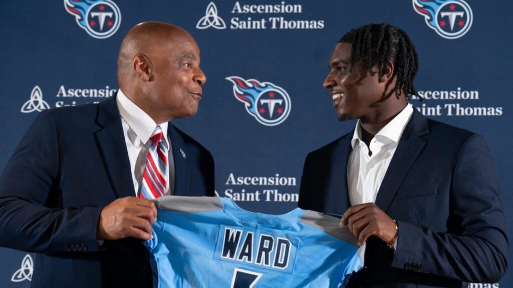 Hall-of-Famer-Warren-Moon-accepts-Titans-quarterback-Webcam-Ward.jpg