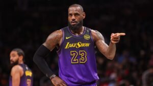 LeBron-James-playing-wait-and-see-on-his-NBA-future.jpg
